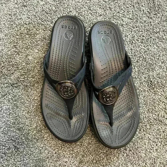 Crocs Sanrah Flip Flop Wedge Black with Gold Circle Women Size 6 - Picture 1 of 5